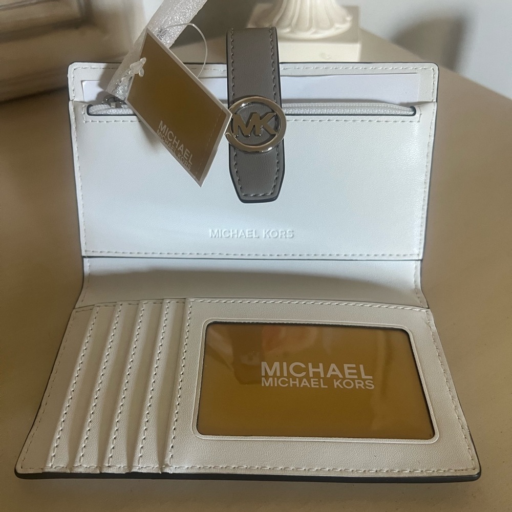 Michael Kors Greenwich Medium Signature Logo Wallet - Picture 3 of 8